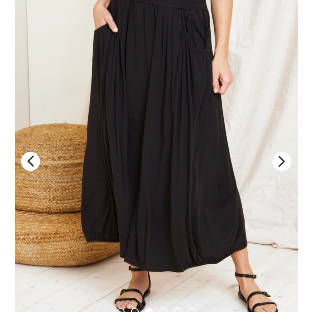 Garnet Hill Favorite Skirt with pockets, in black. Excellent condition.